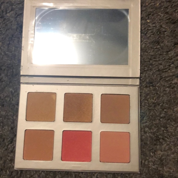 Iconic London blaze chaser face palette - Picture 2 of 3